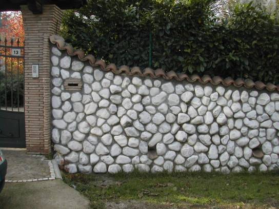 Muro con ciottoli bianco Carrara